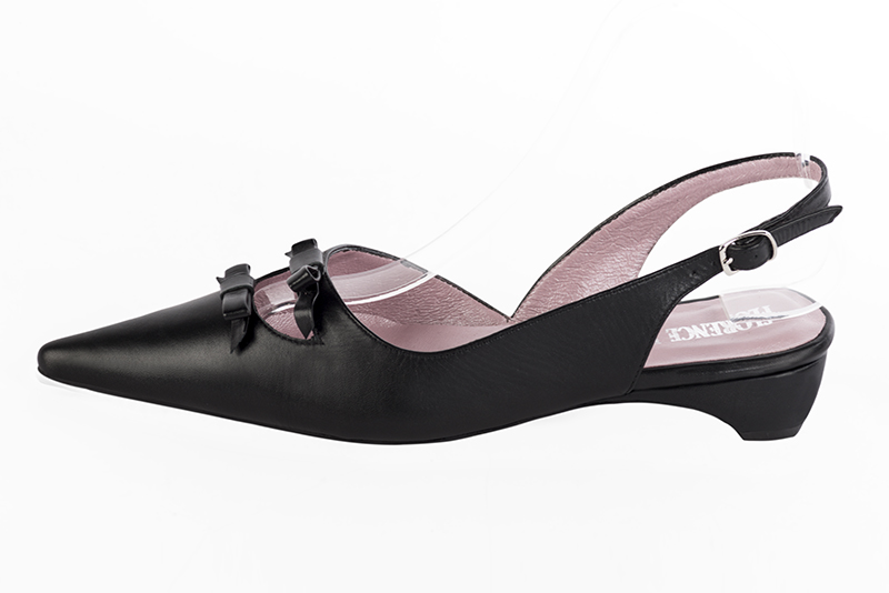 French elegance and refinement for these satin black dress slingback shoes, with a knot, 
                available in many subtle leather and colour combinations. The pretty French spirit of this beautiful pump will accompany your steps nicely and comfortably.
To be personalized or not, with your materials and colors.  
                Matching clutches for parties, ceremonies and weddings.   
                You can customize these shoes to perfectly match your tastes or needs, and have a unique model.  
                Choice of leathers, colours, knots and heels. 
                Wide range of materials and shades carefully chosen.  
                Rich collection of flat, low, mid and high heels.  
                Small and large shoe sizes - Florence KOOIJMAN